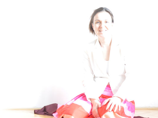 Marie Pápolová je architektka, umělkyně a lektorka. Pořádá kreativní kurzy a věří, že kreativita je klíčem k bohatšímu životu.