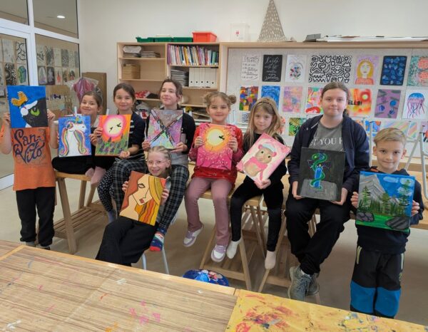 Akrylový workshop pro malé umělce v neděli 8.6.2025 od 9:00 do 12:00. Pod vedením malířky si děti namalují obraz na plátno.